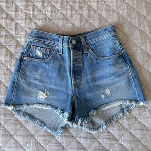 Excellent Condition Levi’s Denim Shorts Size 25